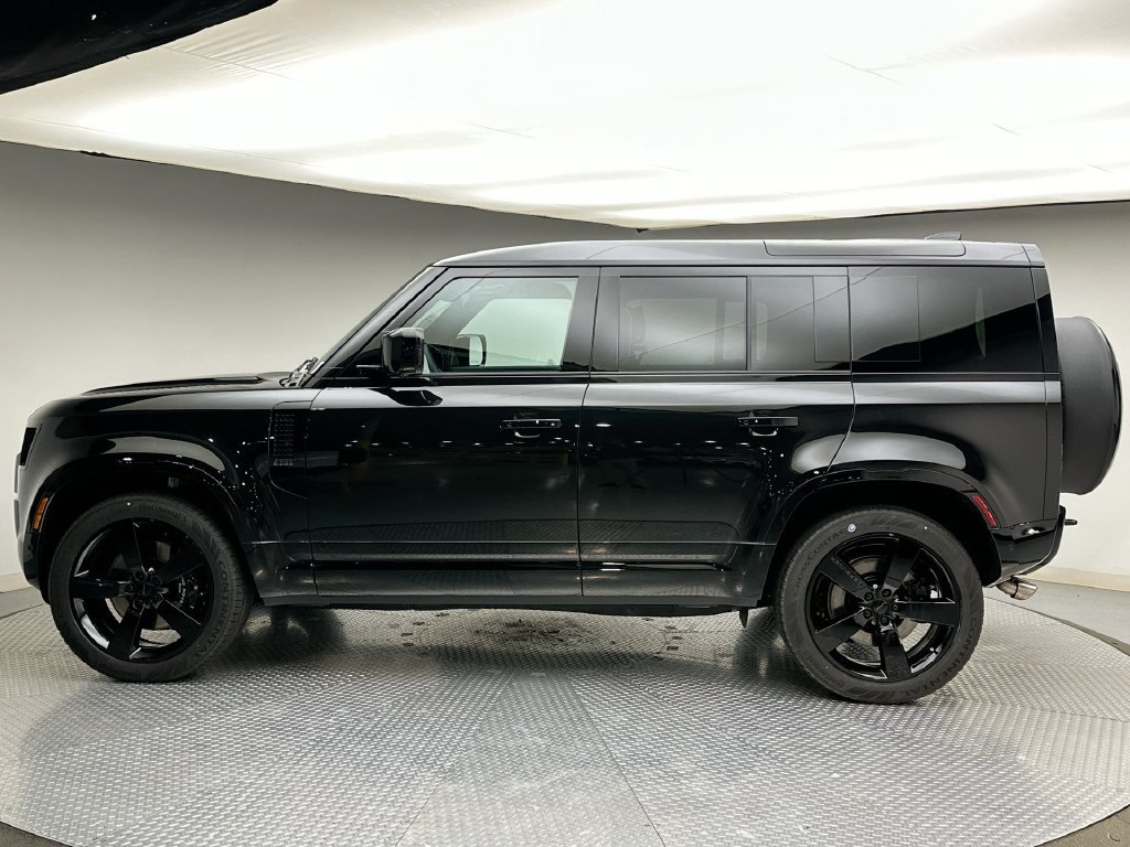 New 2026 Santorini Black Metallic Land Rover V8 image 2