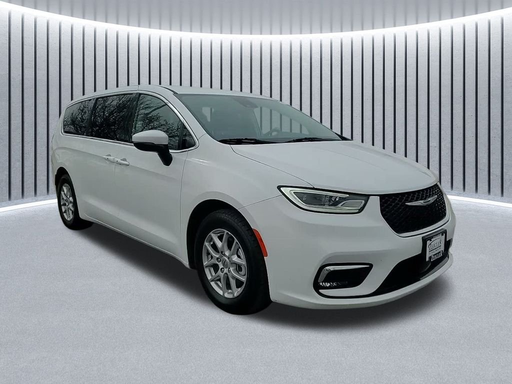 2023 Chrysler Pacifica Touring L's photo