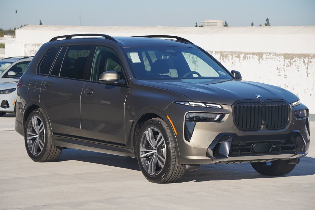 Used 2026 Manhattan Green Metallic BMW xDrive40i image 3