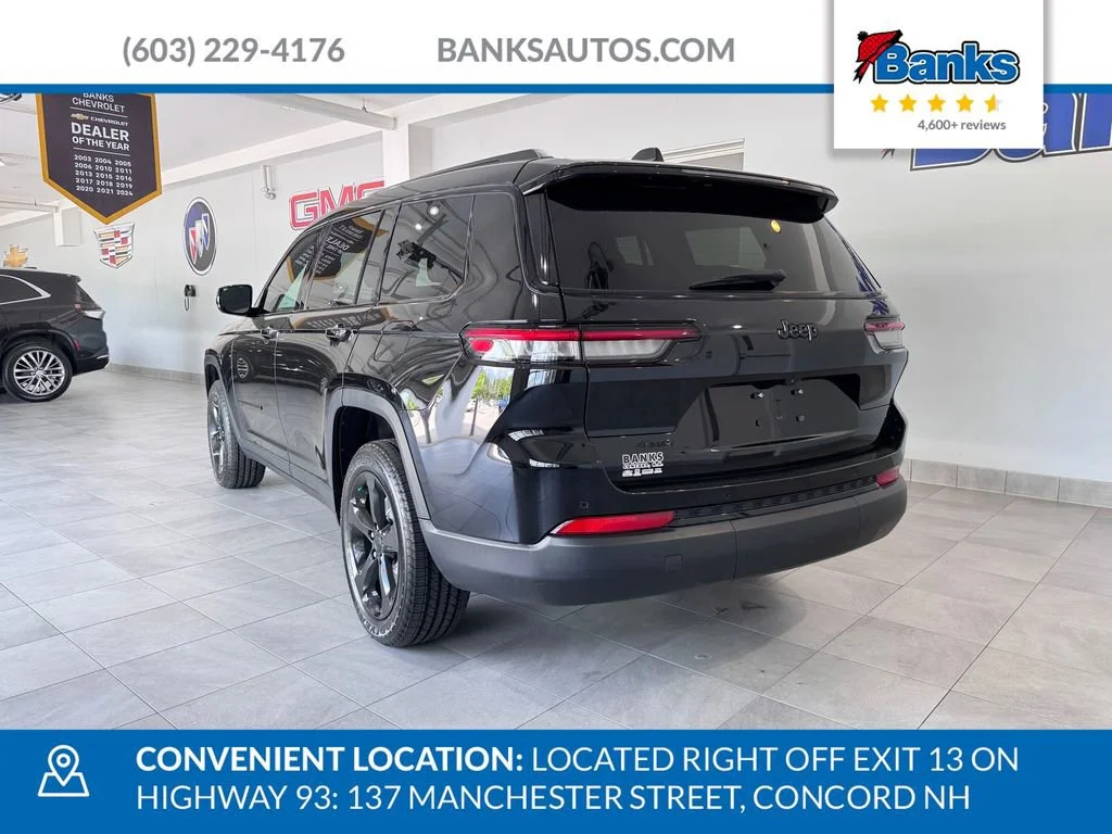 Used 2023 Diamond Black Cry Jeep Altitude image 5