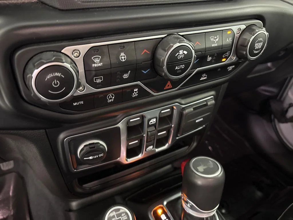 Used 2022 Silver Zynith Clearcoat Jeep Unlimited Sahara image 35