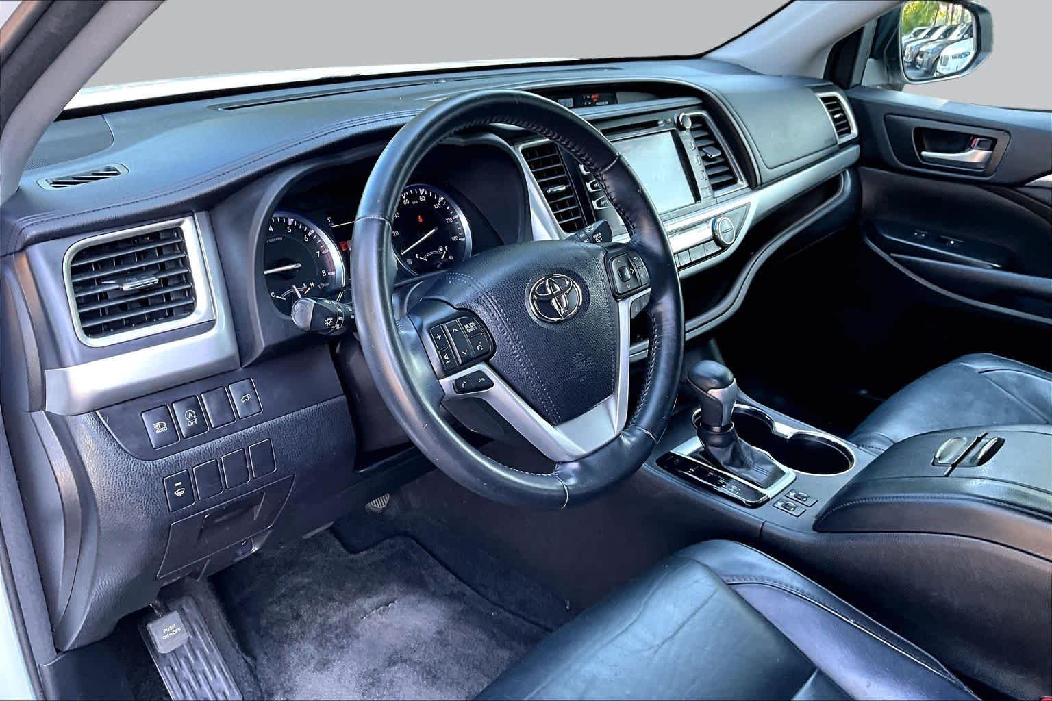 Used 2017 Blizzard Pearl Toyota XLE image 18