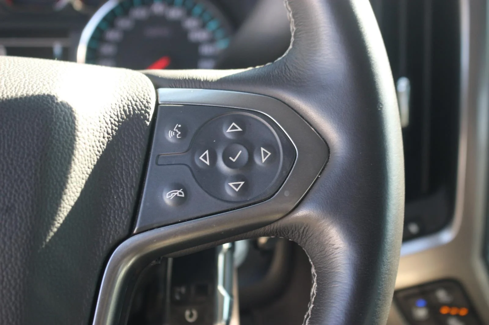 Used 2018 GRAPHITE METALLIC Chevrolet LTZ image 20