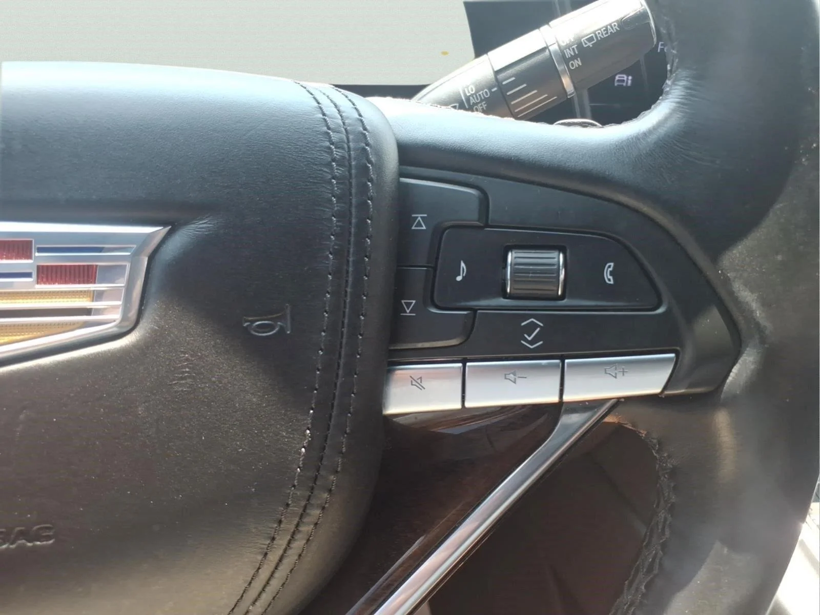 Used 2021 CRYSTAL WHITE TRICOAT Cadillac Sport Platinum image 24