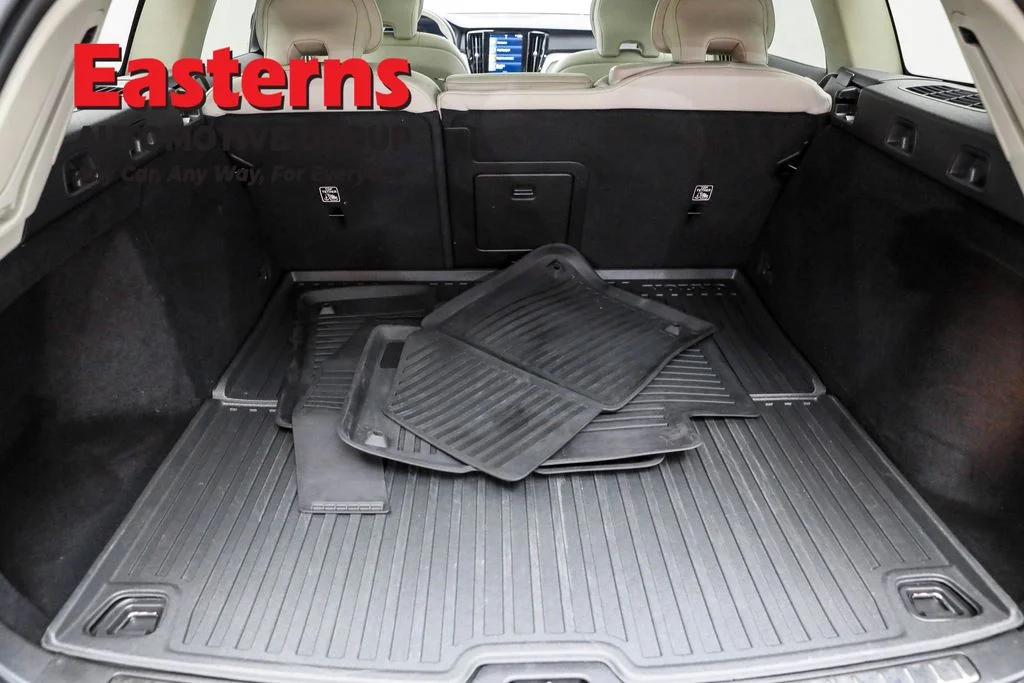 Used 2022 Black Volvo T5 image 9