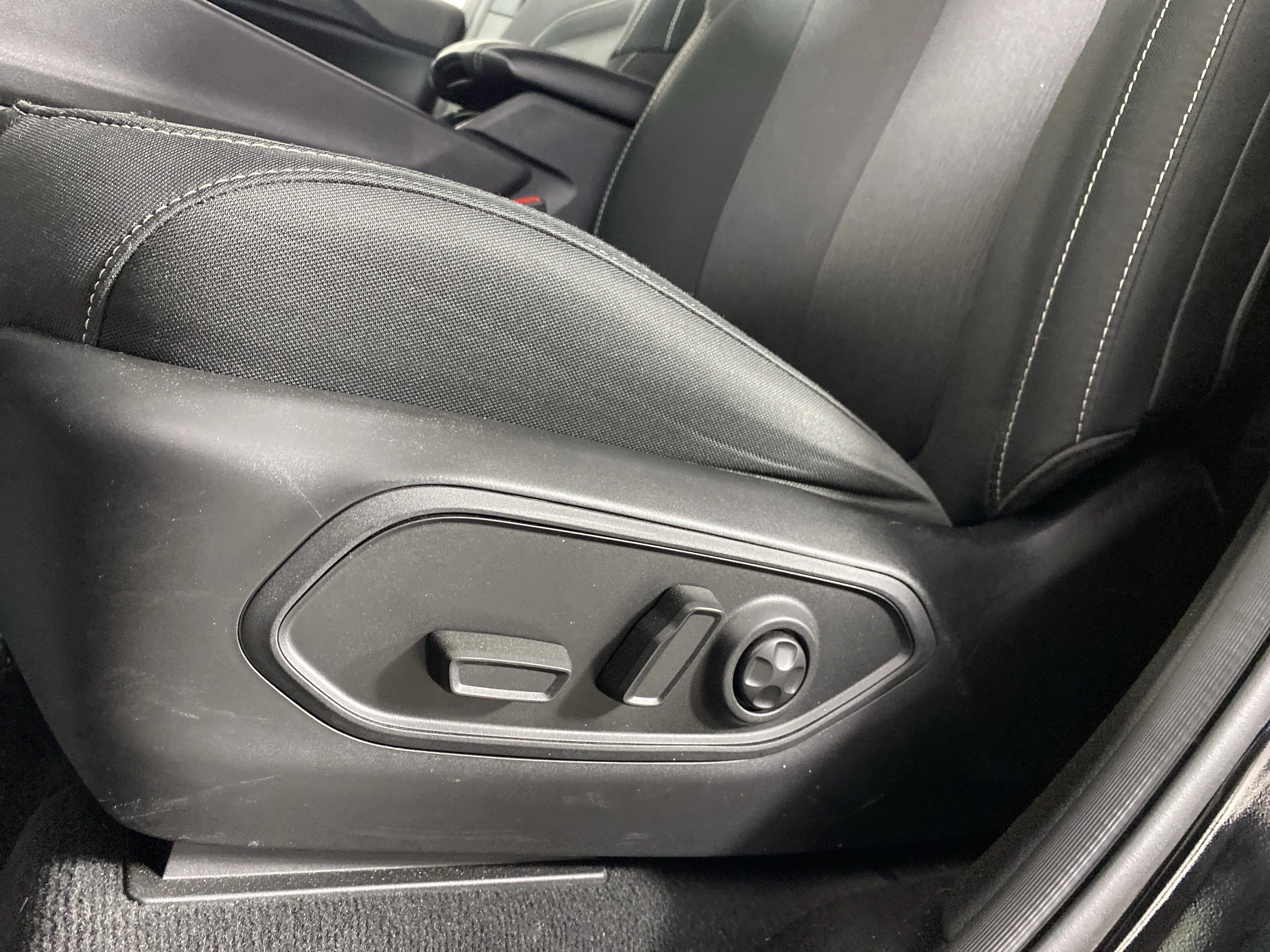 Used 2024 Diamond Black Crystal Pearlcoat Jeep Laredo image 17