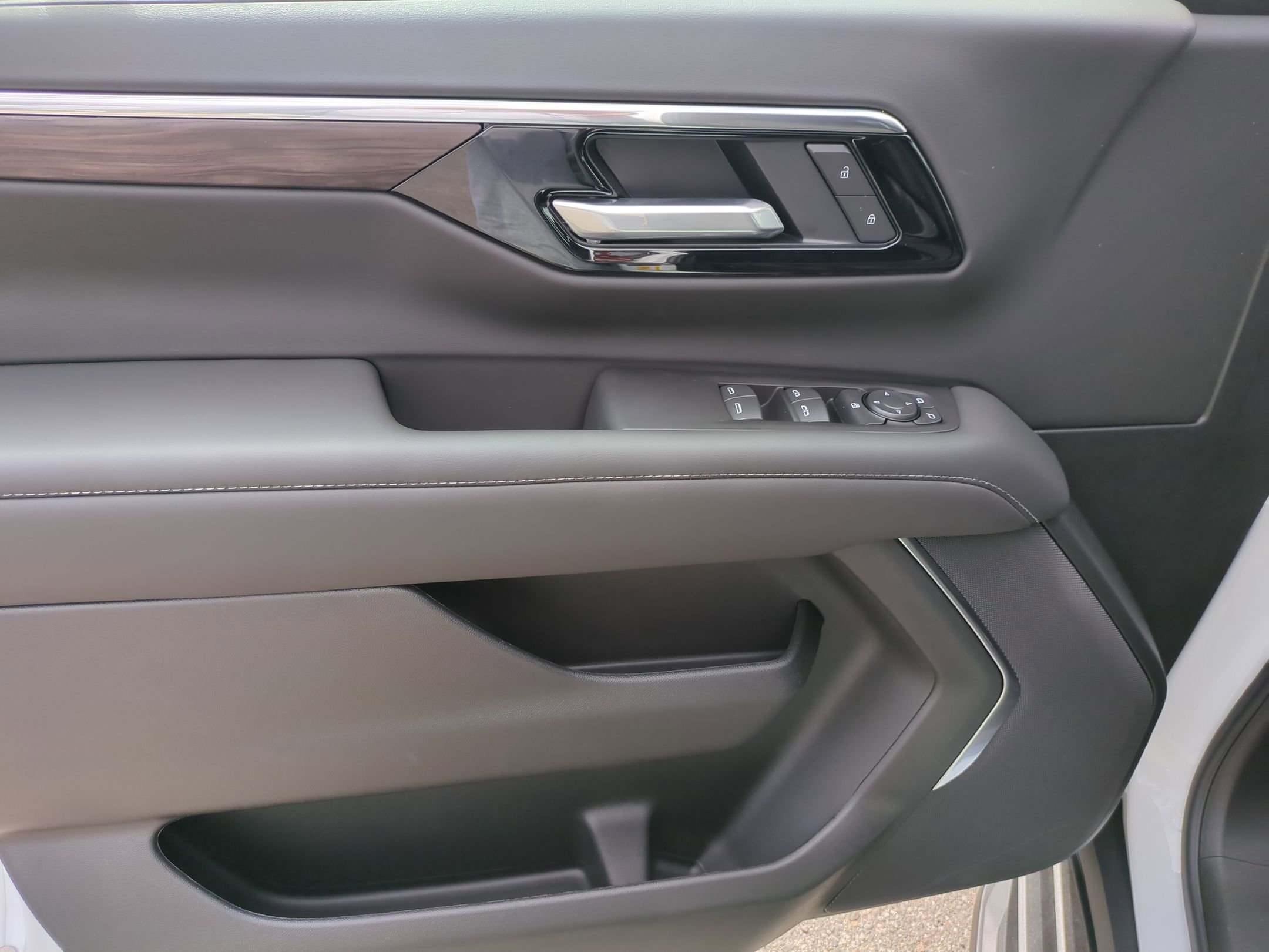 2026 Chevrolet Suburban LS - Photo 24