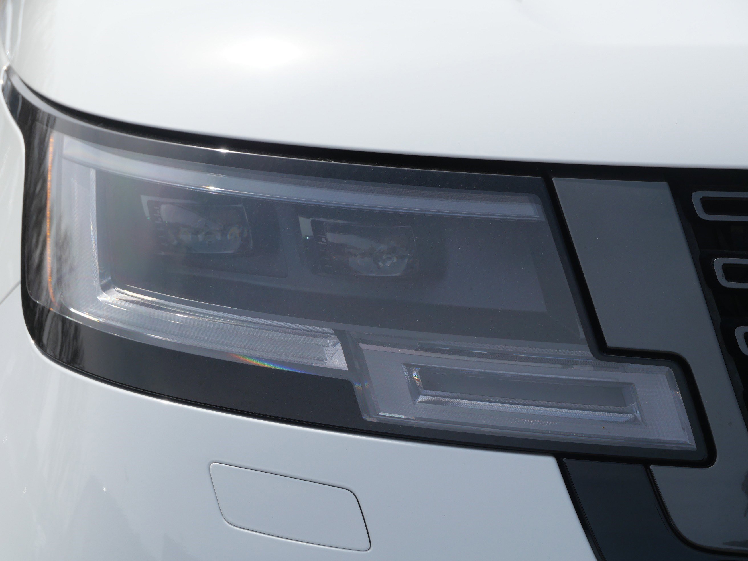 Used 2023 Fuji White Land Rover SE image 9