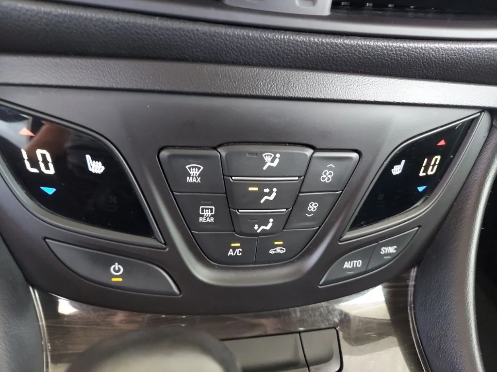 Used 2019 White Buick Essence image 25
