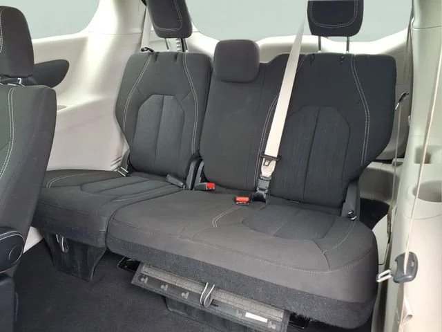Used 2023  Chrysler LX image 22