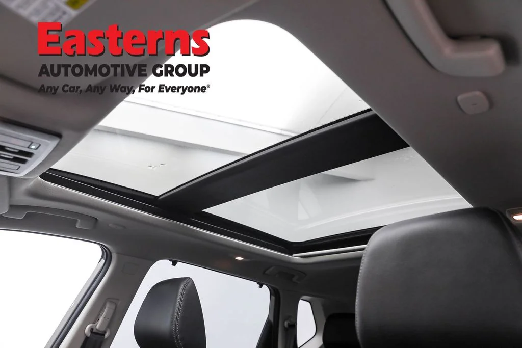 Used 2022 Silver Nissan SL image 30