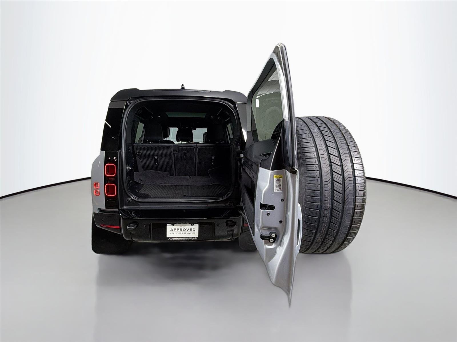 Used 2024 Hakuba Silver Land Rover X-Dynamic SE image 25