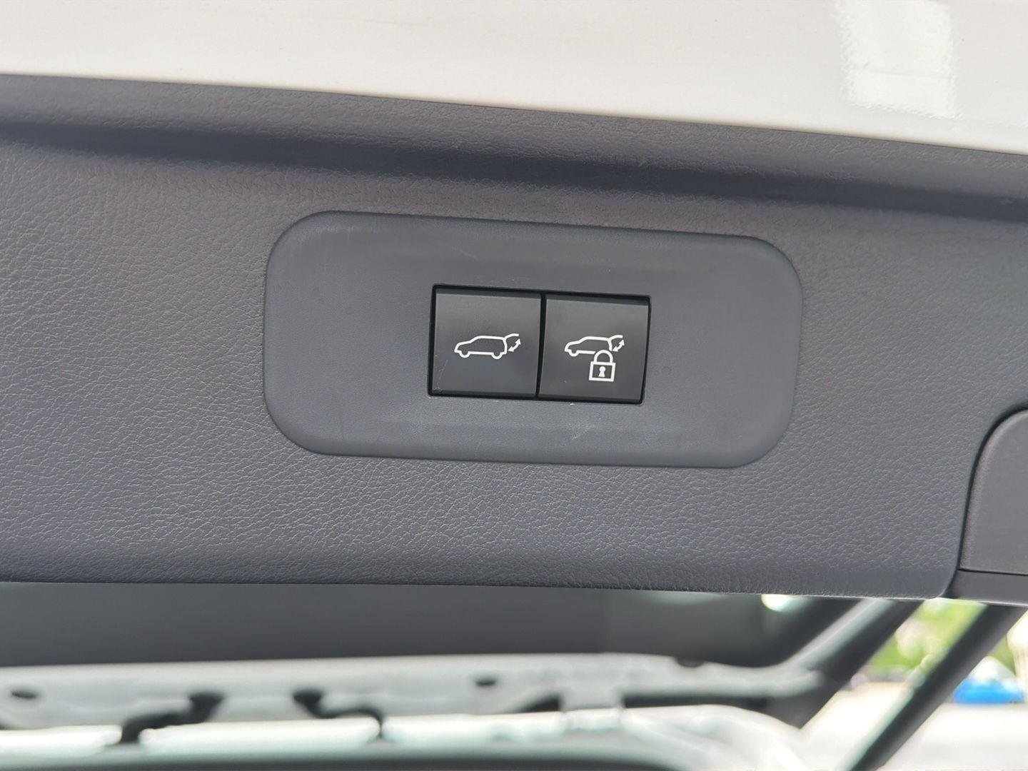 Used 2025 Wind Chill Pearl Toyota XLE image 34