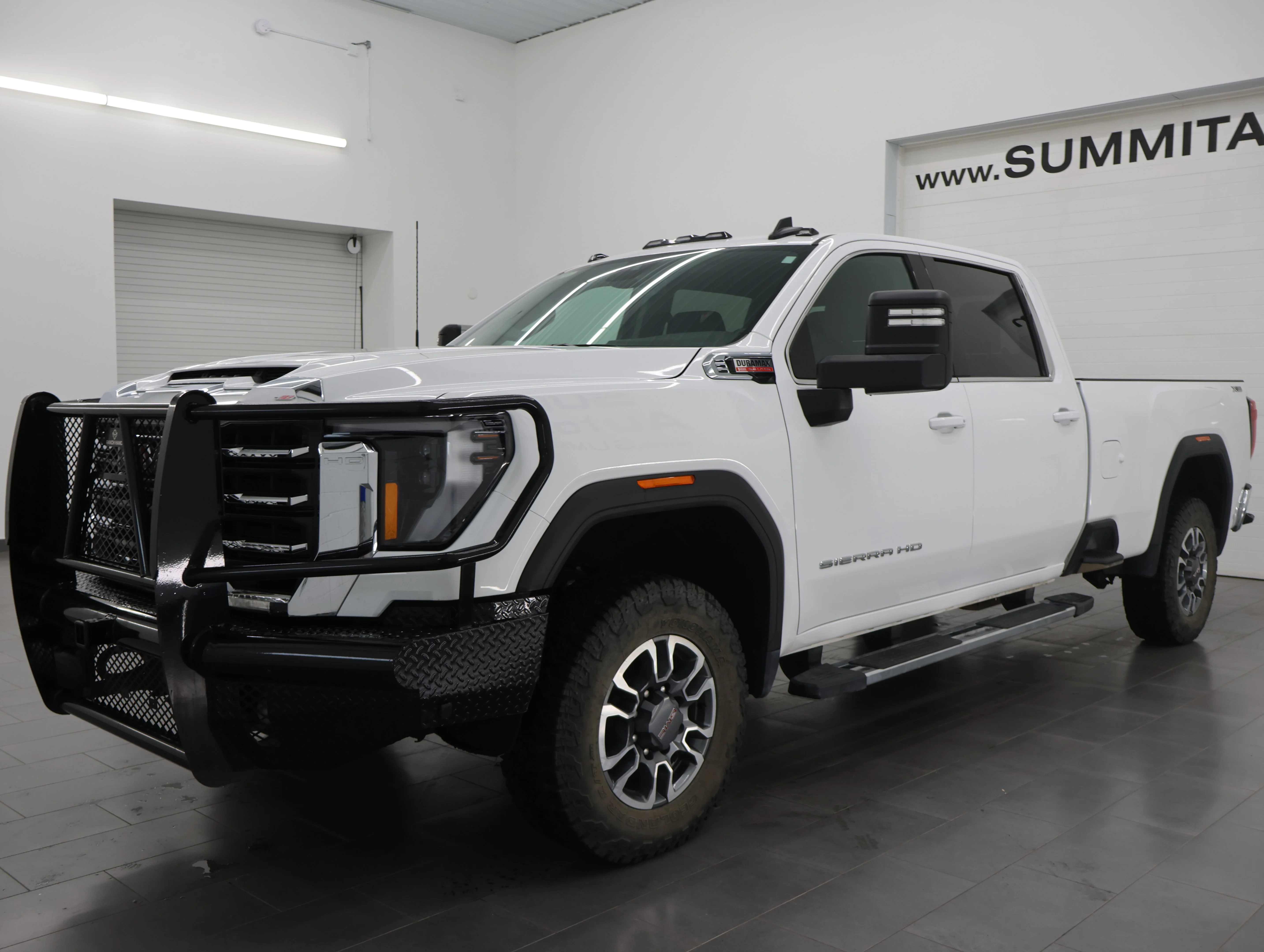 Used 2025 Summit White GMC SLE image 6