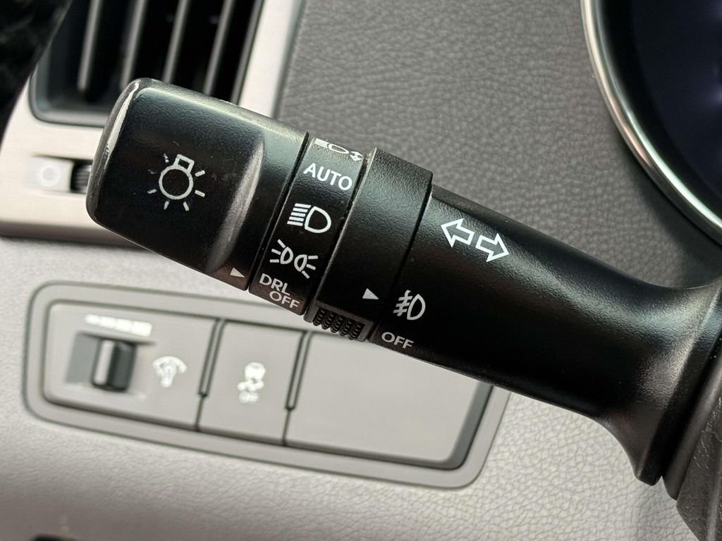 Used 2012 Silver Frost Metallic Hyundai Base image 26