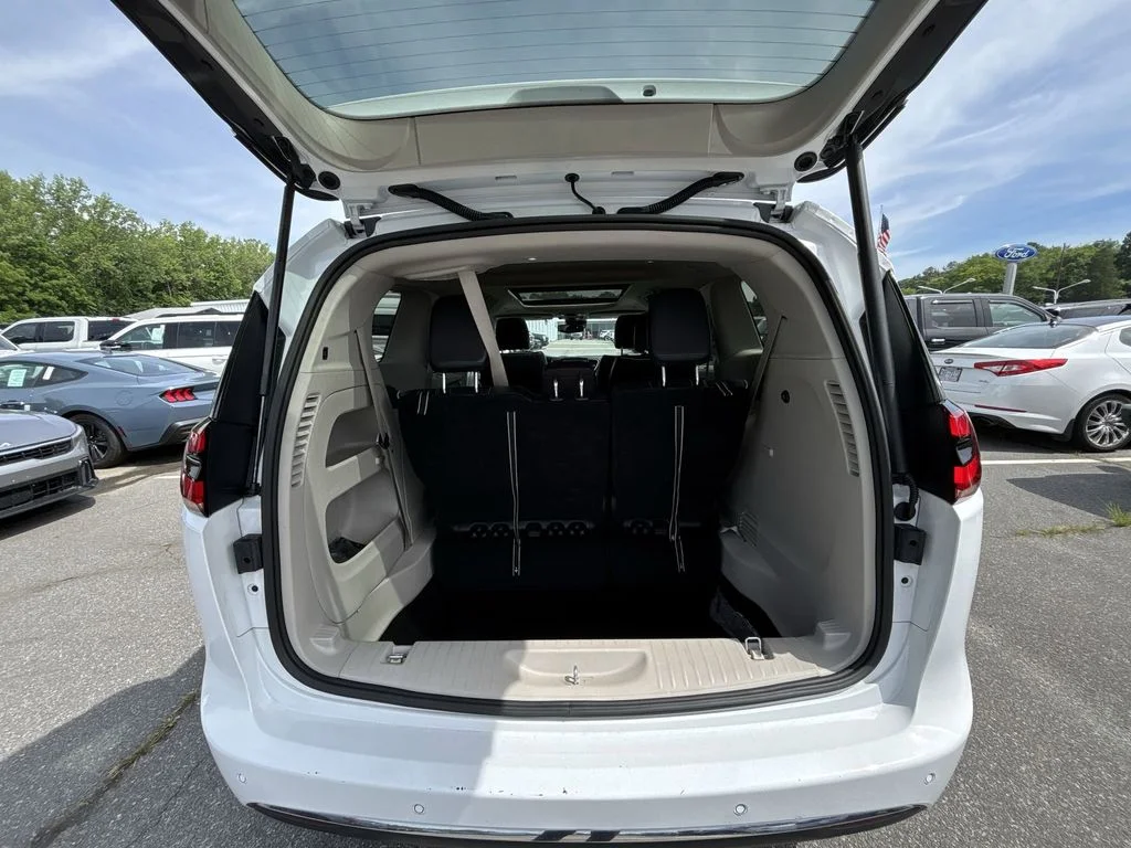Used 2024 White Chrysler Limited image 22