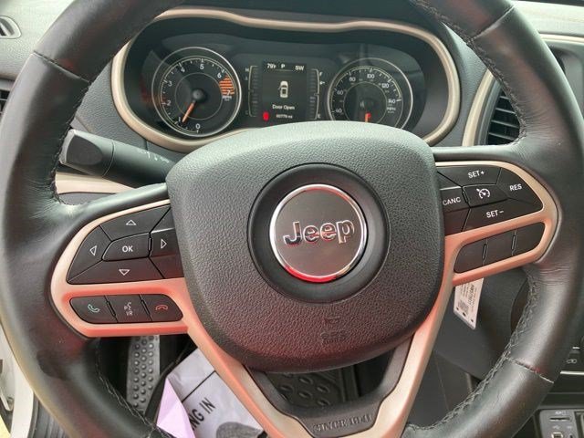 Certified Used 2017 Bright White Clearcoat Jeep Latitude image 13