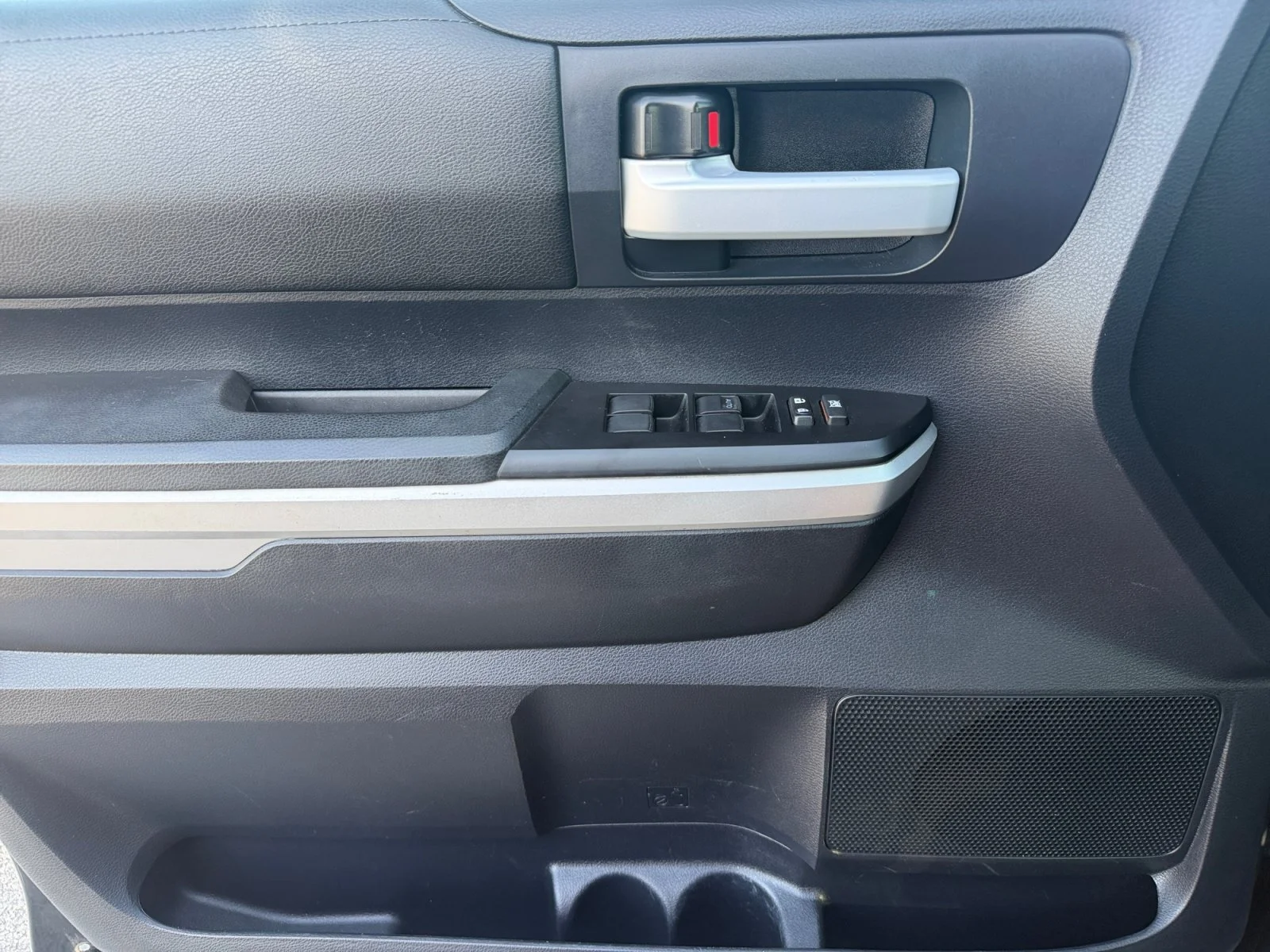 Used 2016 Black Toyota SR5 image 17
