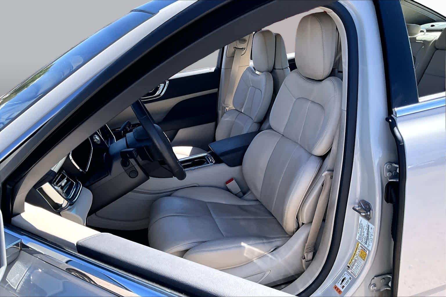Used 2019 Ceramic Pearl Metallic Lincoln Reserve image 6