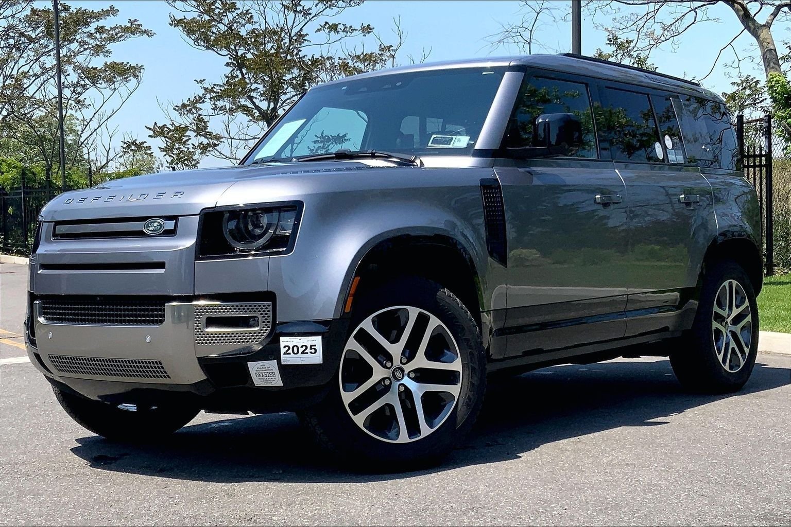 2023 Land Rover Defender S's photo