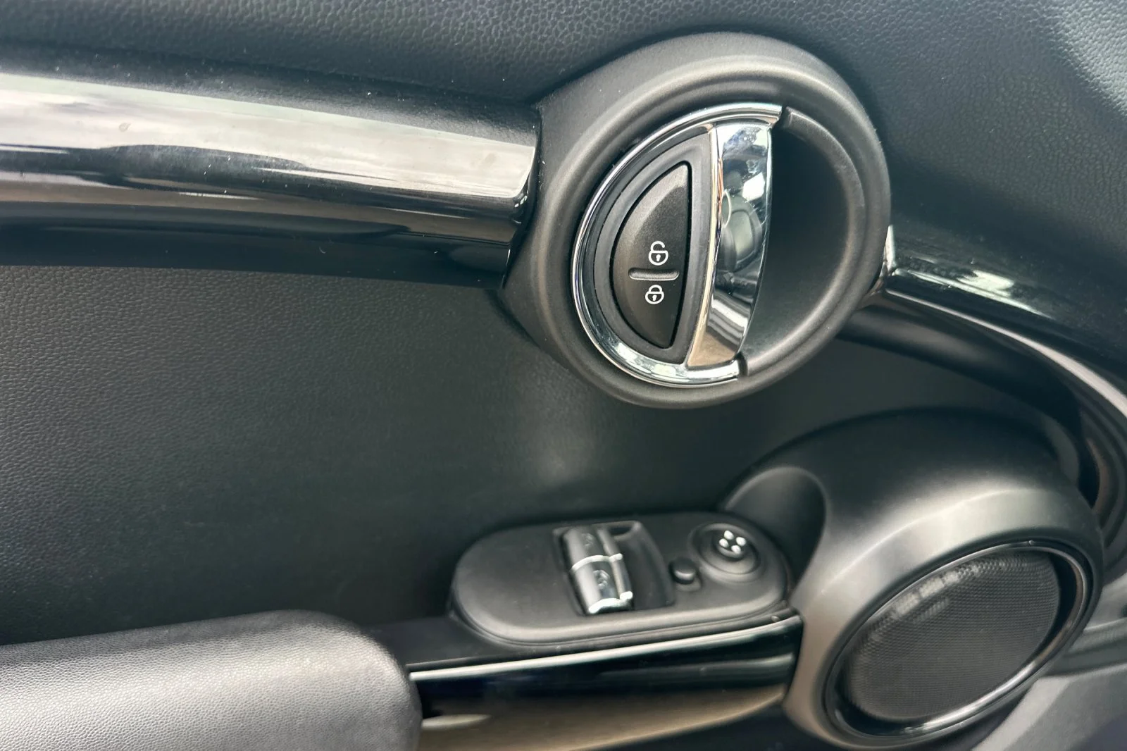 Used 2019 Blue Metallic MINI Classic image 10