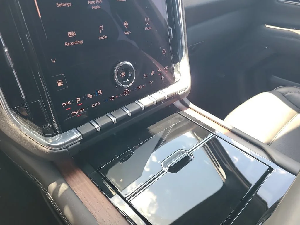 2025 GMC Yukon XL Denali - Photo 15