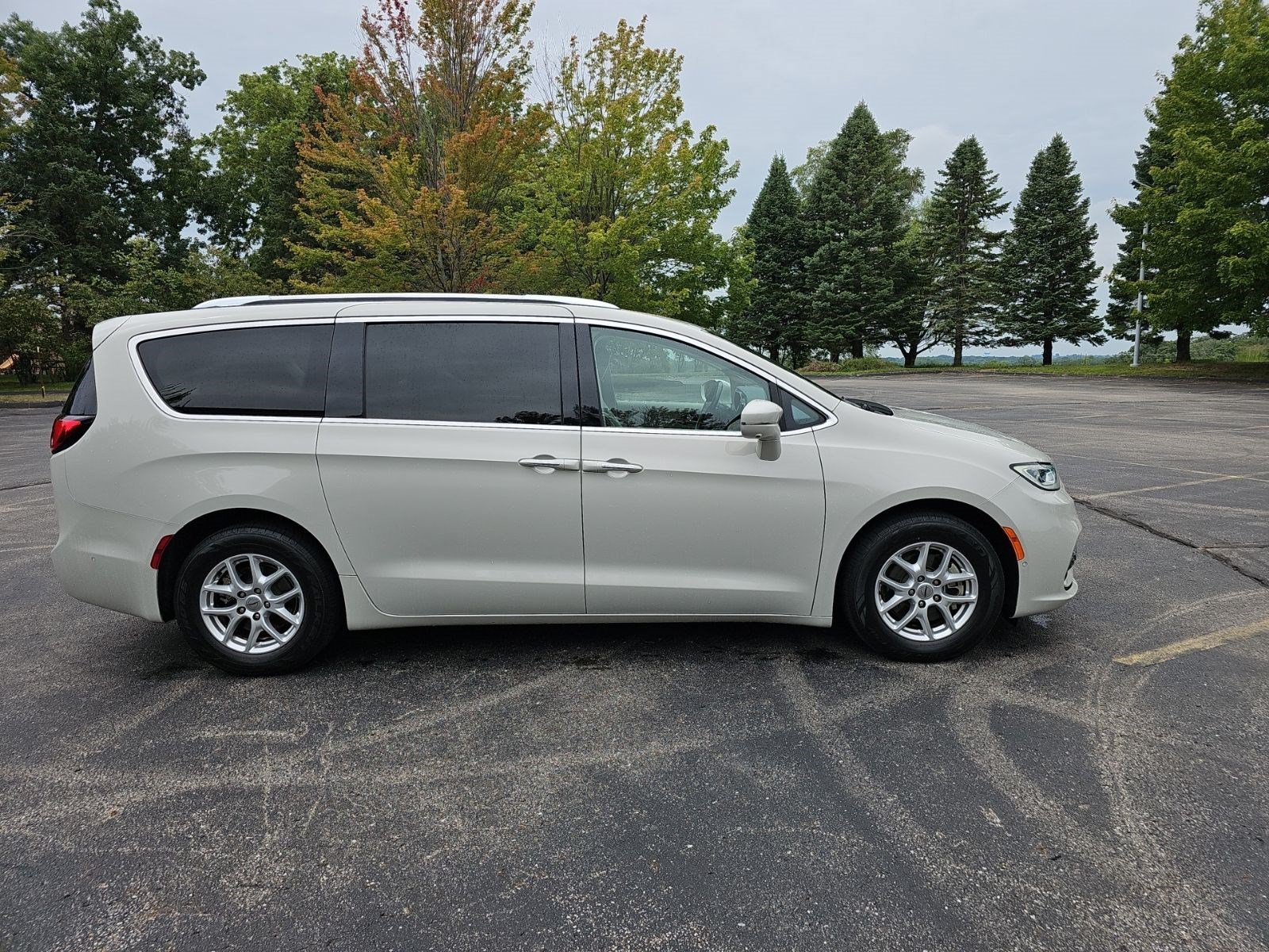 Used 2021 Luxury White Pearlcoat Chrysler Touring L image 6