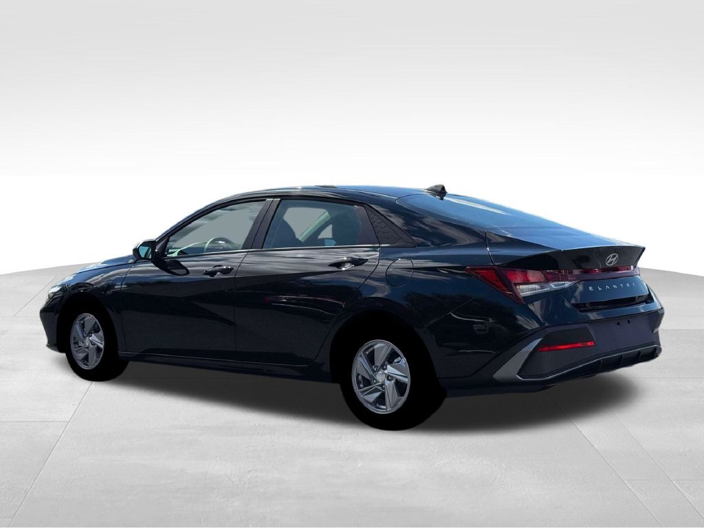 Used 2026 Black Hyundai SE image 4