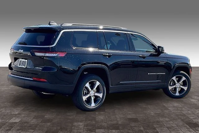 New 2026 Diamond Black Crystal Pearl-Coat Exterior Paint Jeep Limited image 15