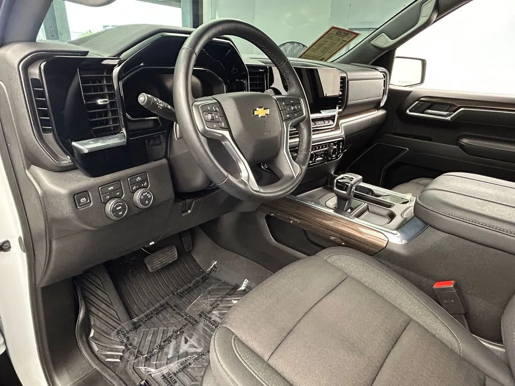 Used 2026 Summit White Chevrolet LT image 39