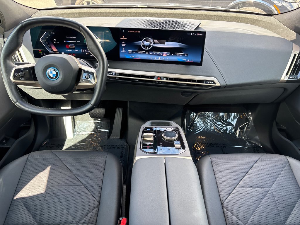 Used 2024 Gray BMW xDrive50 image 18
