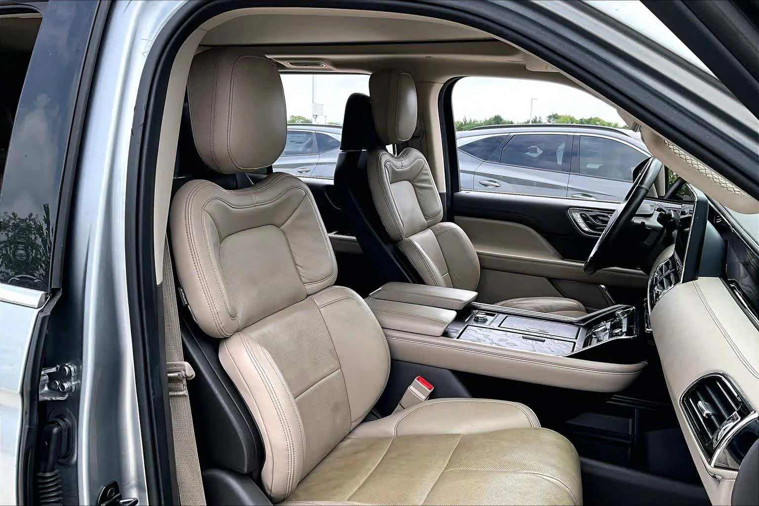 Used 2023 Silver Radiance Lincoln Reserve image 9