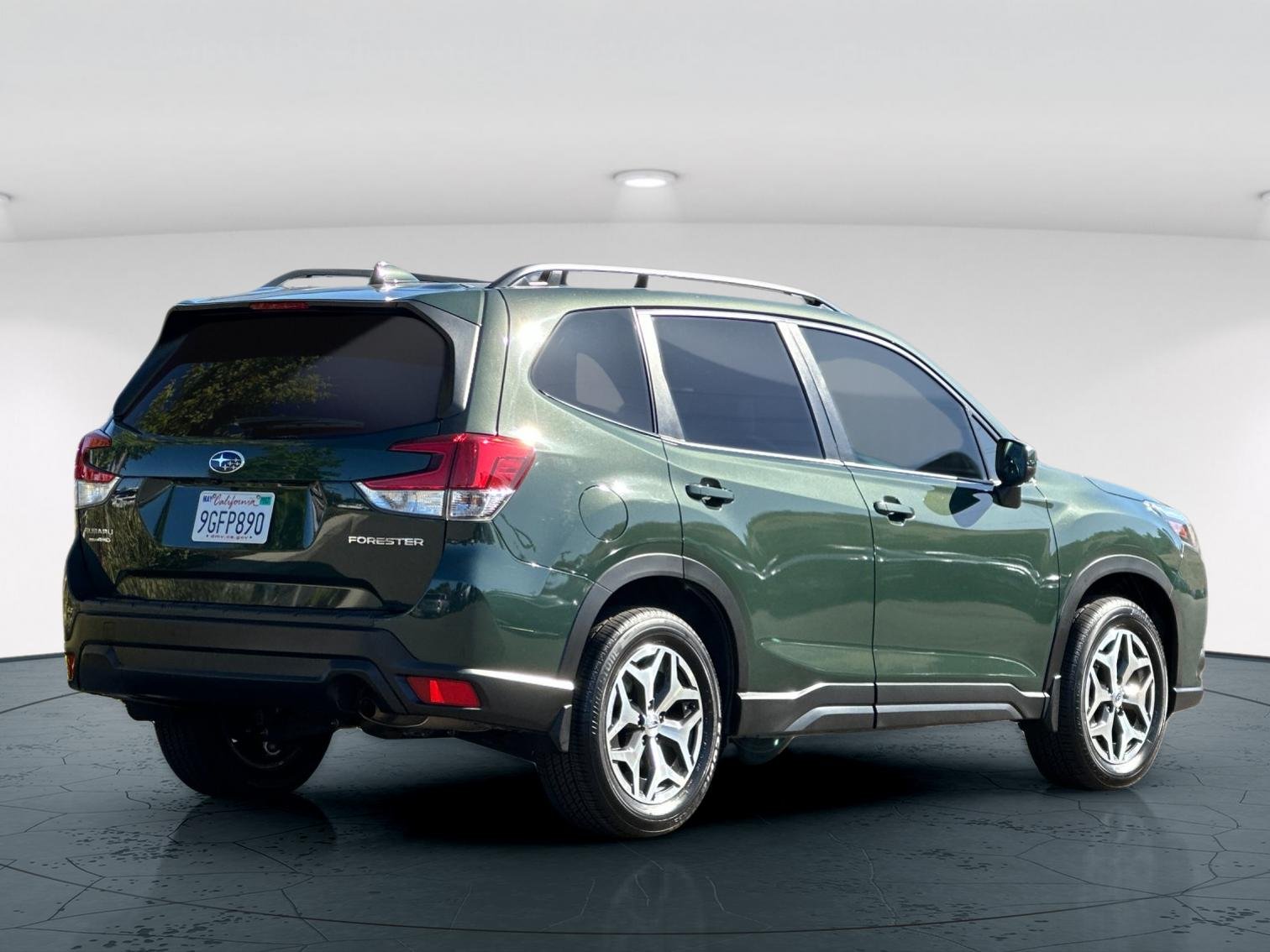 Used 2023 Green Subaru Premium 4D Sport Utility image 6