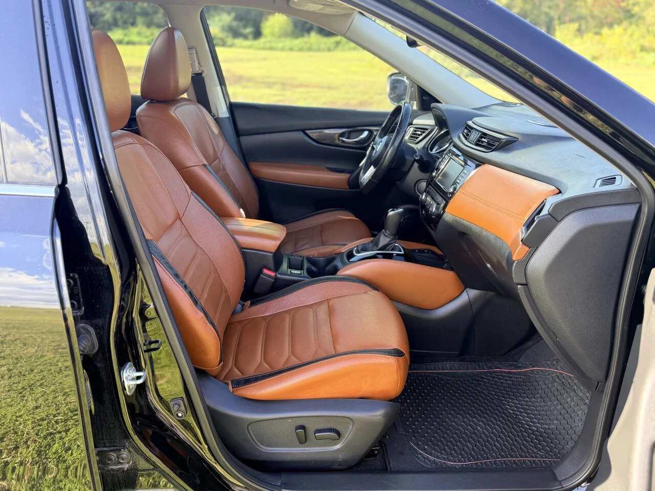 Used 2019 Black Nissan SL 4dr Crossover image 16