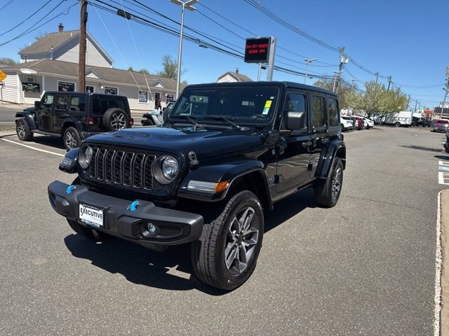 Used 2024  Jeep Sport S image 2