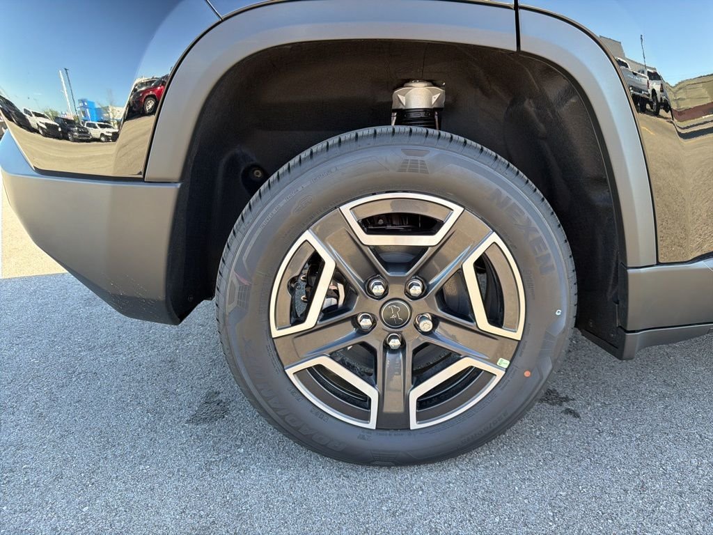 New 2026 Diamond Black Crystal Pearl-Coat Exterior Paint Jeep Laredo image 23