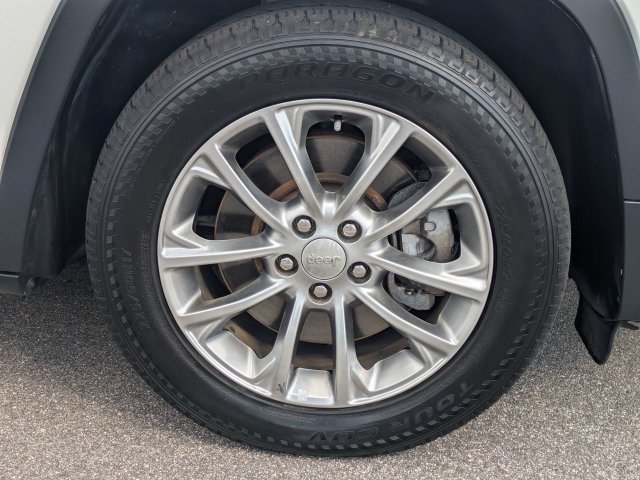 Used 2019 White Jeep Latitude Plus image 11