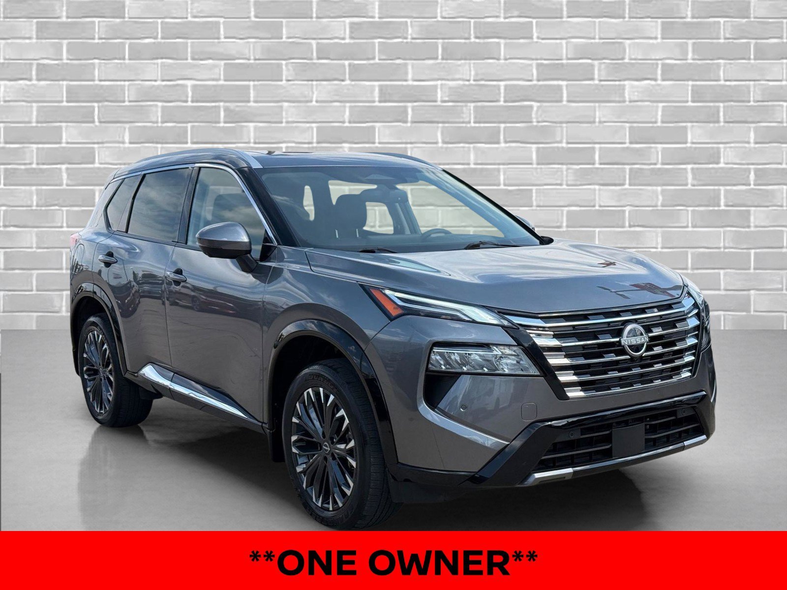 Certified Used 2025 Gun Metallic Nissan Platinum image 5
