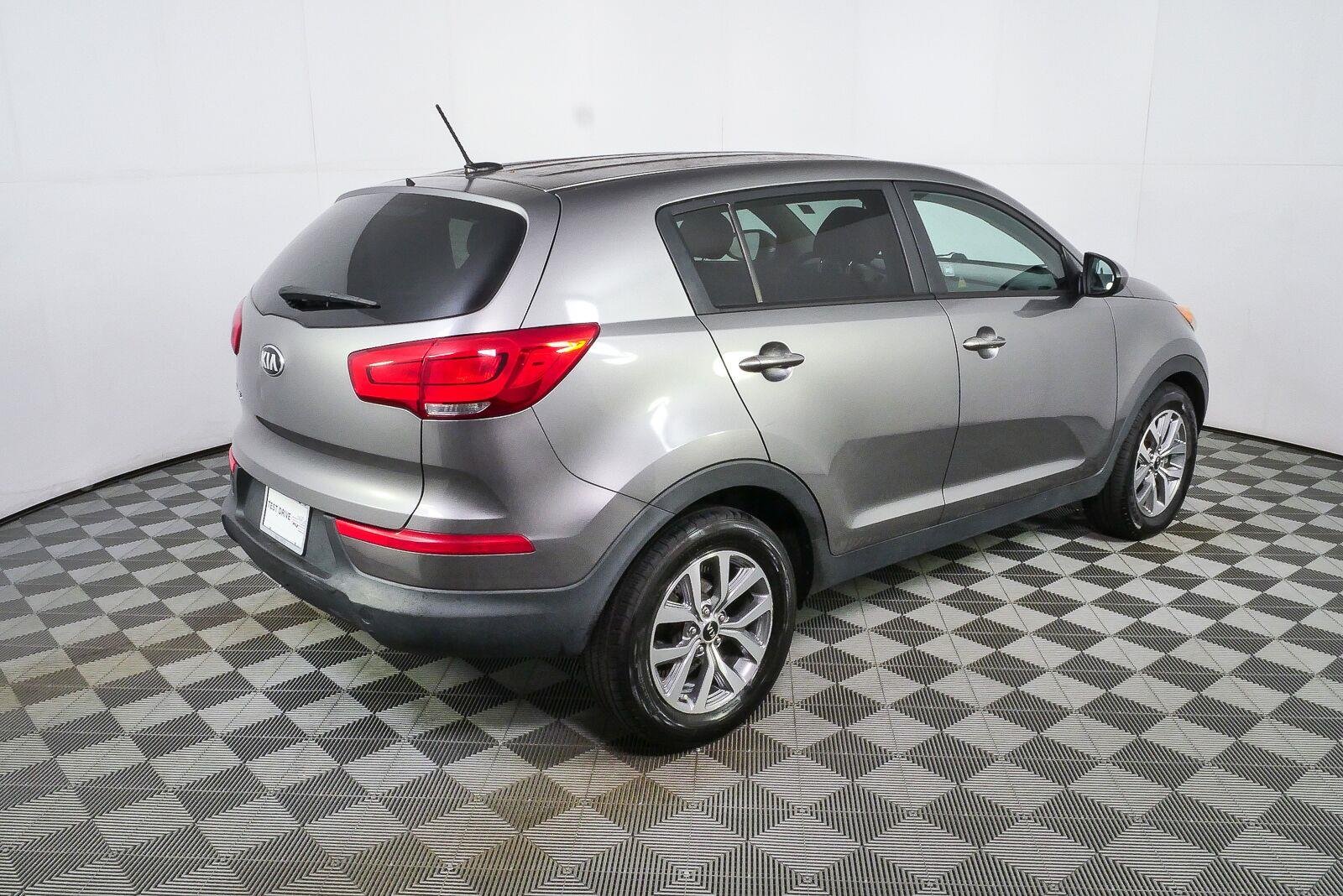 Used 2016 Mineral Silver Kia LX image 11