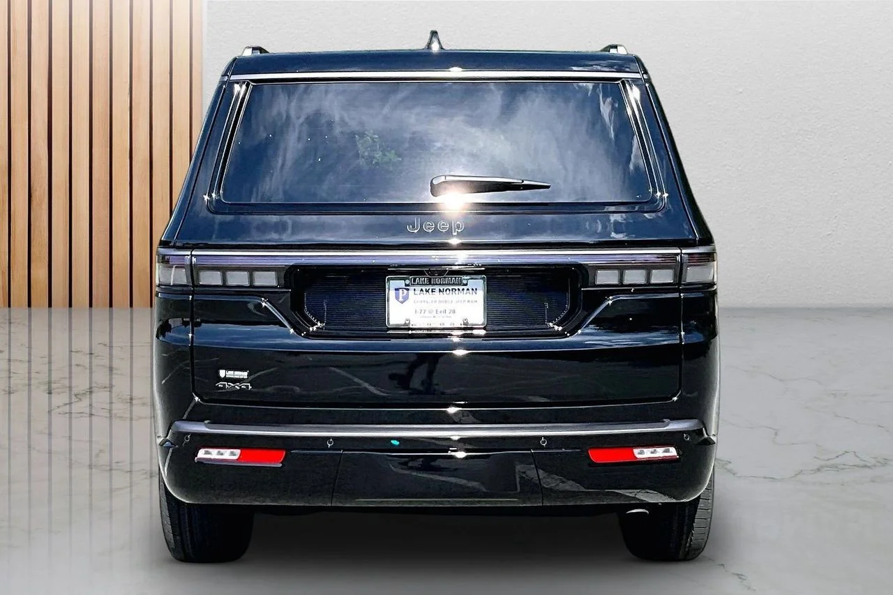 New 2026 High Gloss Black Exterior Paint Jeep Limited Altitude image 8