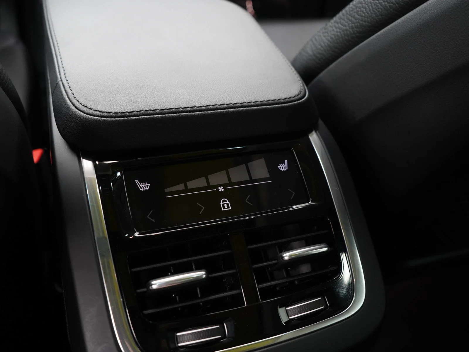 Used 2023 Dusk Metallic Volvo Plus image 17