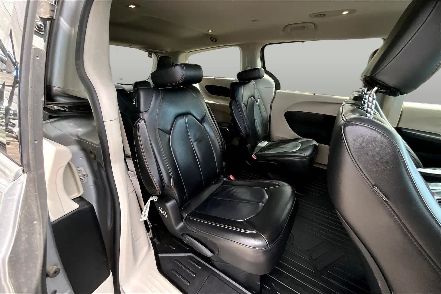 Used 2017 Billet Silver Metallic Clearcoat Chrysler Touring-L image 19
