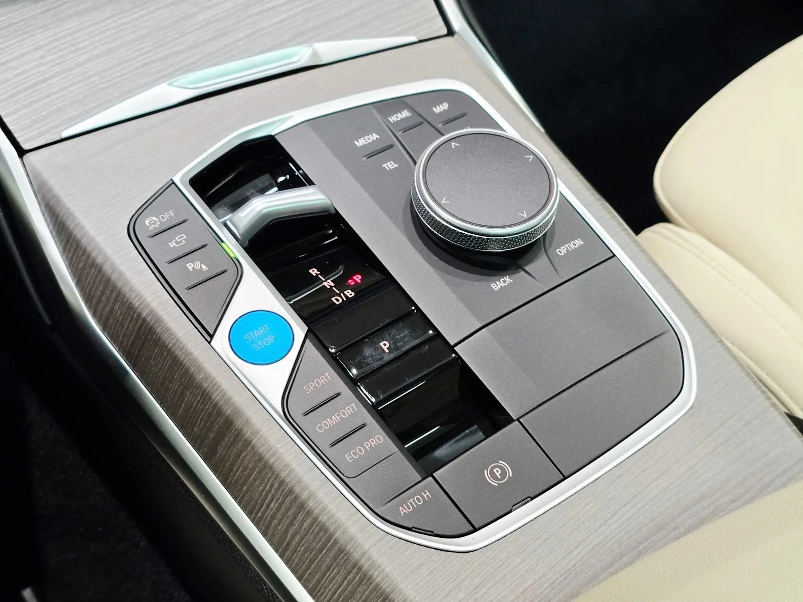 New 2026 Mineral White Metallic BMW xDrive40 image 16