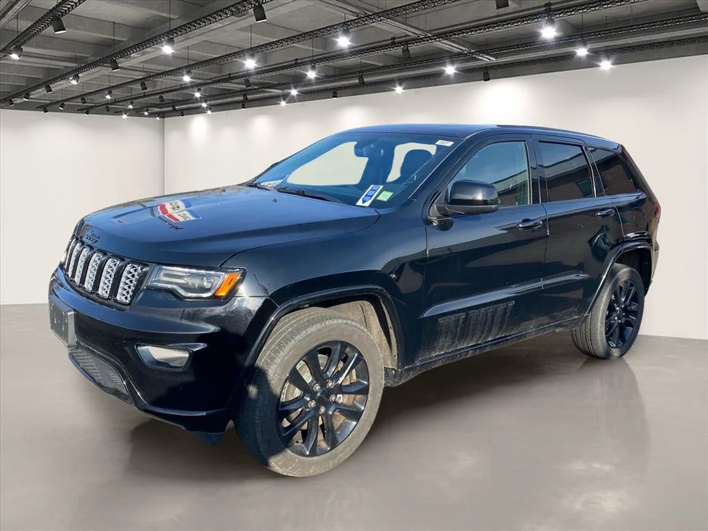 Used 2022 Diamond Black Crystal Pearlcoat Jeep Laredo X image 3