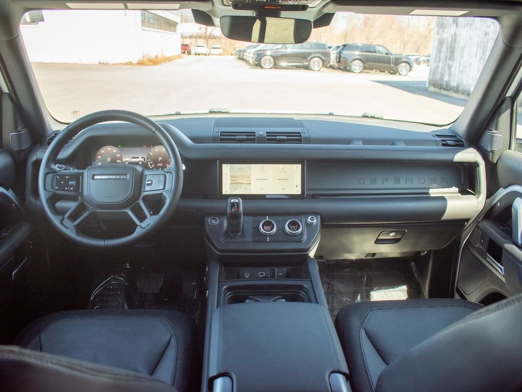 Used 2023 White Land Rover X-Dynamic SE image 16