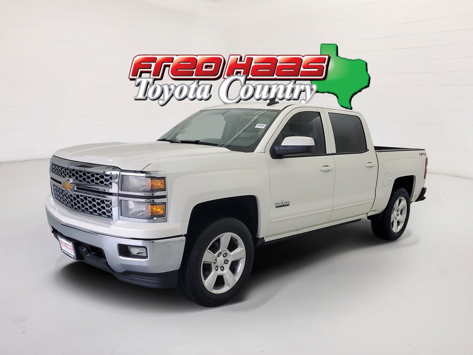 Used 2015 White Diamond Pearl Chevrolet LT image 1