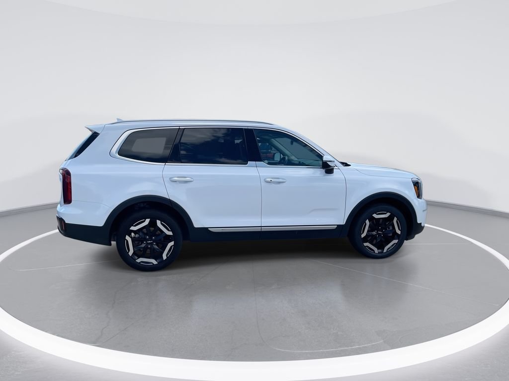Used 2025 White Kia S image 9