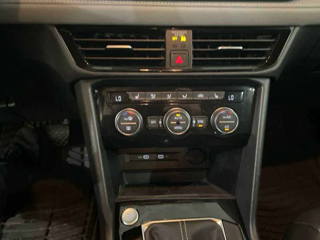 Used 2024 Deep Black Pearl Volkswagen SE image 19