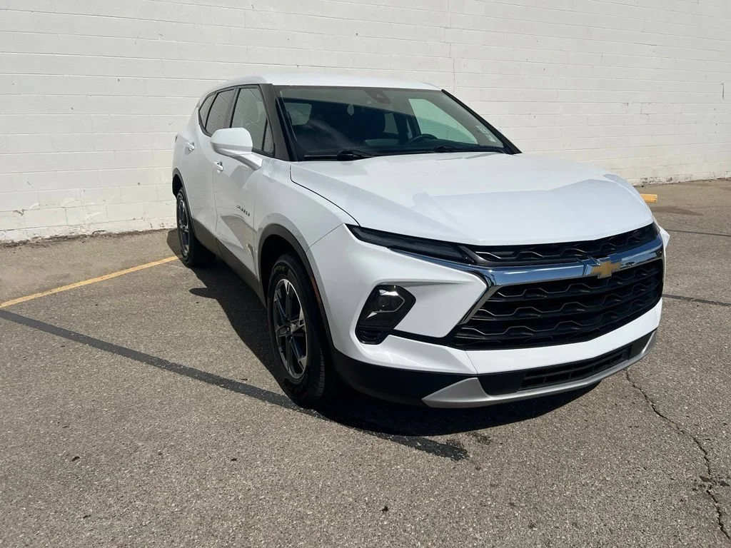Used 2025 Summit White Chevrolet 2LT image 8
