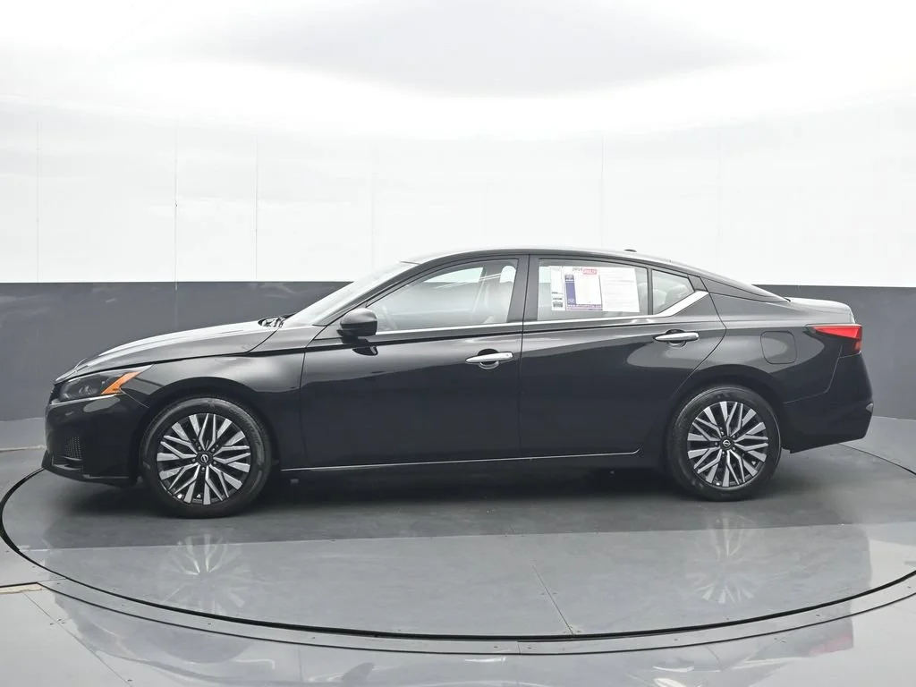 Used 2025 Black Nissan 2.5 SV image 3